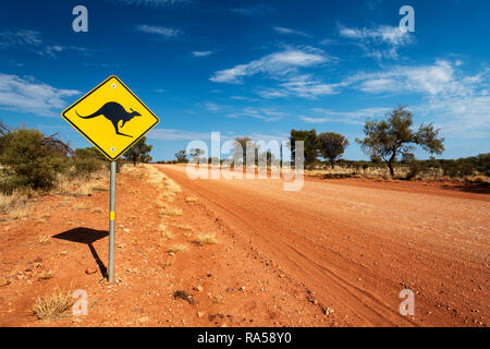 Inscrivez-vous à la Mereenie Loop Road dans le centre de l'Australie. Banque D'Images