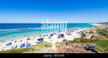 Tentes de plage, les refuges et les parasols sur une plage bondée en plein milieu de la journée avec un score de 13 UV. , WA, Australie Yanchep Banque D'Images