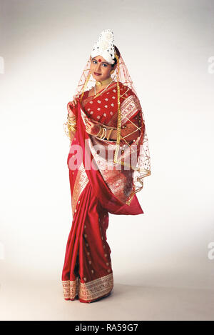 Un PORTRAIT D'UN BENGALI Mariée habillé en SAREE traditionnel et des BIJOUX Banque D'Images