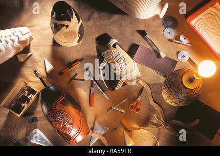 STILL LIFE DE DIFFÉRENTS OUTILS ET MATÉRIAUX UTILISÉS DANS LA POTERIE Banque D'Images