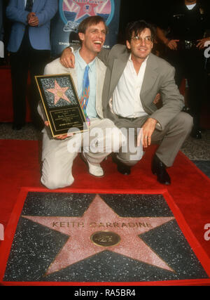 HOLLYWOOD, CA - 15 juillet : l'Acteur Keith Carradine et Robert Carradine acteur frère assister à sa cérémonie de Star cérémonie le 15 juillet 1993 sur Hollywood Walk of Fame à Hollywood, en Californie. Photo de Barry King/Alamy Stock Photo Banque D'Images