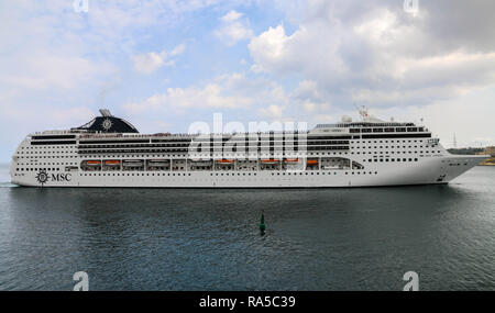 MSC Opera cruiser est entré à La Valletta's Harbour à La Valette, Malte Banque D'Images