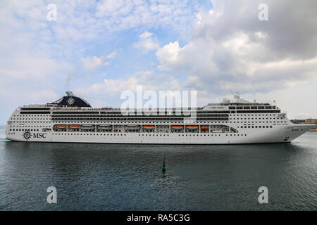 MSC Opera cruiser est entré à La Valletta's Harbour à La Valette, Malte Banque D'Images