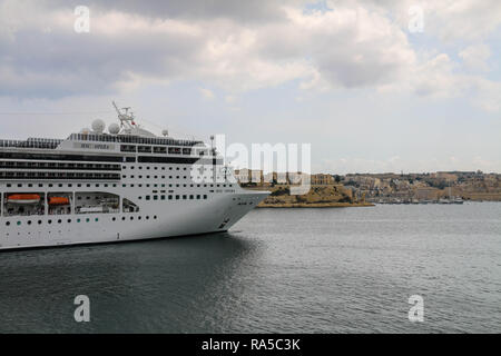 MSC Opera cruiser est entré à La Valletta's Harbour à La Valette, Malte Banque D'Images