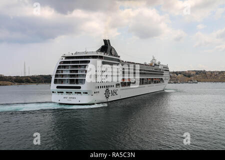 MSC Opera cruiser est entré à La Valletta's Harbour à La Valette, Malte Banque D'Images