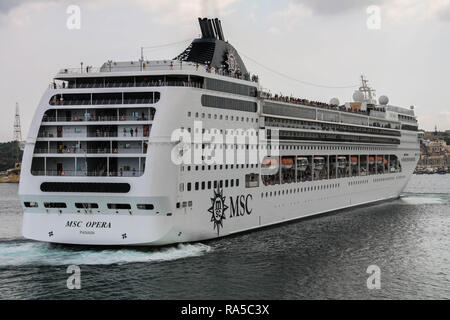 MSC Opera cruiser est entré à La Valletta's Harbour à La Valette, Malte Banque D'Images