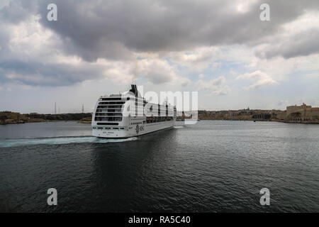 MSC Opera cruiser est entré à La Valletta's Harbour à La Valette, Malte Banque D'Images