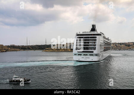 MSC Opera cruiser est entré à La Valletta's Harbour à La Valette, Malte Banque D'Images