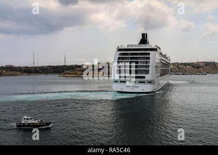 MSC Opera cruiser est entré à La Valletta's Harbour à La Valette, Malte Banque D'Images