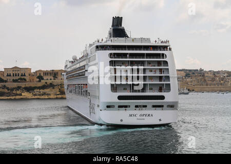 MSC Opera cruiser est entré à La Valletta's Harbour à La Valette, Malte Banque D'Images