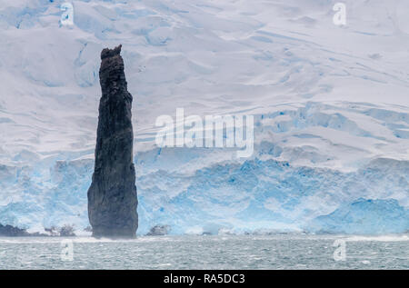 L'Astrolabe aiguille est un monolithe de 50 mètres de hauteur au large de la côte de l'île Brabant, près de la péninsule Antarctique Banque D'Images