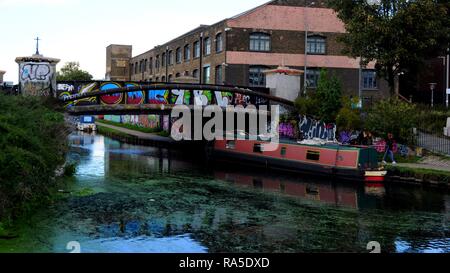 15-04 sur la rivière Lea sous White Post Lane East London Bridge, avec l'énergie (ELE) Centre d'accueil en arrière-plan, l'Est de Londres, au Royaume-Uni. Banque D'Images