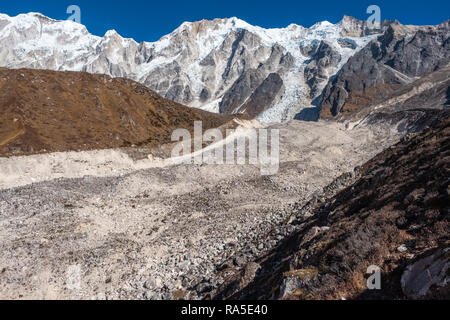 Dans la moraine du glacier et le Népal Himalaya Banque D'Images