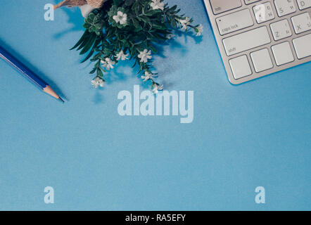 Vue supérieure avec copie espace bureau, table bureau avec ordinateur sur fond blanc. Banque D'Images