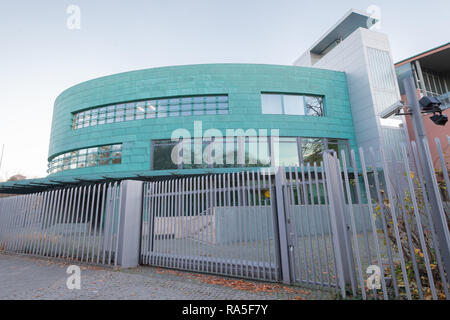 Berlin, Allemagne - 15 novembre 2018 : les ambassades des pays nordiques - la nuit. Dans un même bâtiment, se trouvent les ambassades des pays d'Europe du nord. Banque D'Images