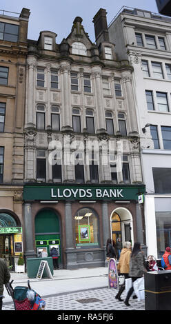 La Banque Lloyds Cardiff Queen Street Garde 2 numéro 3763 Banque D'Images