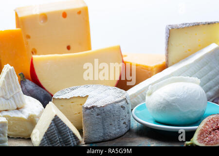 Assortiment de fromages européens célèbres, néerlandais balle rouge Edam et vieux fromages à trous, fromage Manchego Espagnol, Français soft Brie et Camembert, Anglais Banque D'Images