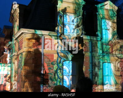 Les murs extérieurs de l'étable sont utilisés pour projeter des illuminations festives au crépuscule ; une partie de la lumière de Noël 2018 piste à Waddesdon Manor. Banque D'Images