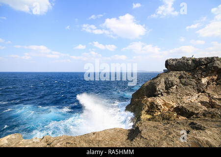 Rock Sea Sky au Cap Zanpa Okinawa Japon Banque D'Images