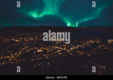 Vue de Bergen (Norvège), avec northern lights Banque D'Images