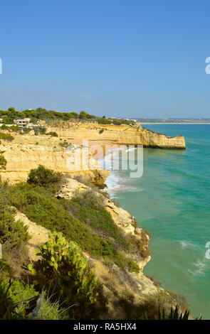 Cova Redonda Beach, Armacao De Pera sur la côte de l'Algarve au Portugal Banque D'Images