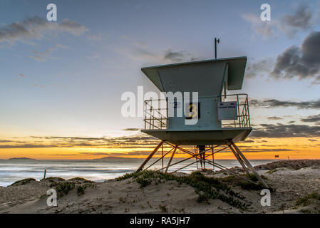 Tour de garde de la vie fait un endroit idéal pour passer du temps tout en regardant le coucher de soleil sur l'horizon de l'océan Pacifique. Banque D'Images