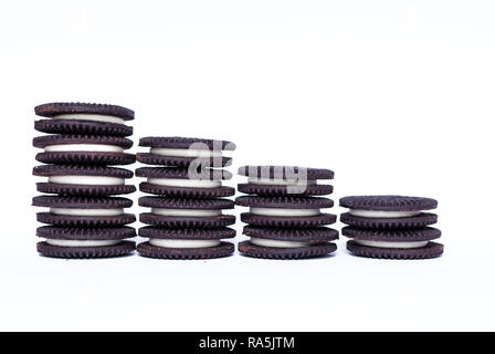 Noir et blanc vegan sandwich cookies au chocolat sur fond blanc Banque D'Images