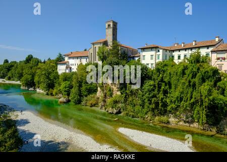 Vue sur le fleuve Natisone au Campanile de la cathédrale Santa Maria Assunta et la vieille ville, Cividale del Friuli Banque D'Images