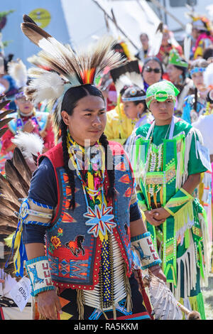 Les danseurs des Premières nations à la cérémonie de l'entrée principale entrant dans le Beaver Dome.Powwow de la nation Tsuut'ina. Banque D'Images