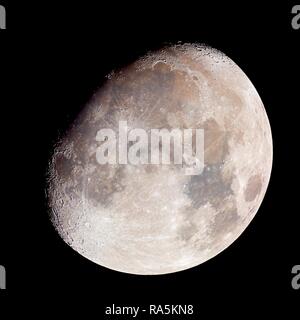 L'augmentation de lune dans la nuit, 4 jours en face de la pleine lune, Allemagne Banque D'Images