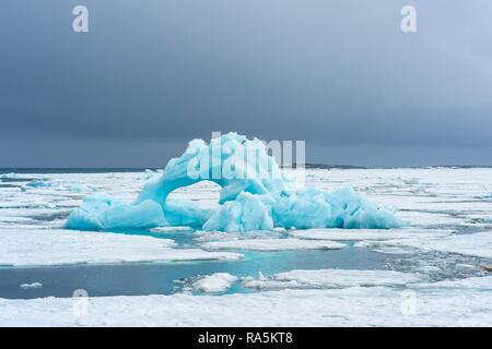 Iceberg bleu, Bjornsundet, Détroit Hinlopen, l'île du Spitzberg, archipel du Svalbard, Norvège Banque D'Images