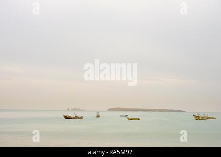 Les bateaux de pêche traditionnels sur la côte au large de Dakar, Sénégal Banque D'Images