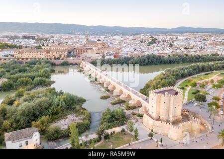 Vue aérienne du célèbre pont romain et de la mosquée, Cathédrale de Cordoue, Andalousie, Espagne Banque D'Images