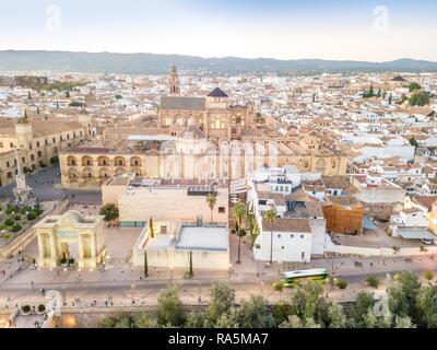 Vue aérienne de la mosquée, la cathédrale et Saint Rafael Arc de Triomphe au cœur de Cordoue, Andalousie, Espagne Banque D'Images