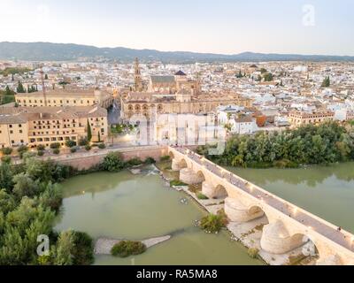 Vue aérienne du célèbre pont romain et de la mosquée, Cathédrale de Cordoue, Andalousie, Espagne Banque D'Images