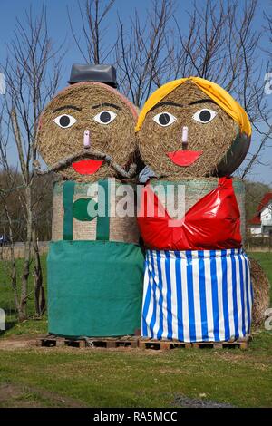 Les chiffres de couleur autour des bottes de paille, paires de poupées de paille, Büsum, Schleswig-Holstein, Allemagne Banque D'Images