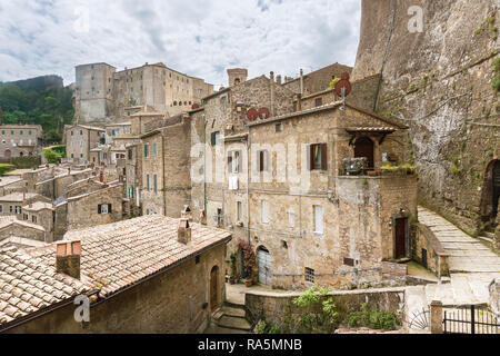 Sorano,Italie-avril 29,2018:Particolar de Sorano, ville médiévale en Toscane pendant une journée ensoleillée. Banque D'Images