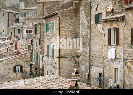 Sorano,Italie-avril 29,2018:Particolar de Sorano, ville médiévale en Toscane pendant une journée ensoleillée. Banque D'Images