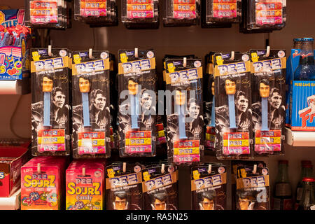 Elvis Presley Pez distributeurs pour vente à It'sugar, un bonbon à la livre store sur Broadway, à Greenwich Village, New York City.rock satr Banque D'Images