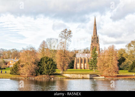 Clumber Park's belle église sur le lac Banque D'Images