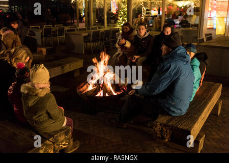 Rhenen,Hollande,27-dec-2018:les gens s'amuser et se réchauffer au feu de camp, le camp est dans la lumière et fait du festival chinois pour garder les gens au chaud en hiver Banque D'Images