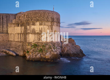 Dans la région de Dubrovnik, coucher de soleil vue sur les murs de la tour observatoire de la vieille ville rampards. Banque D'Images