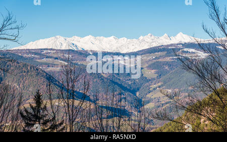Paysage hivernal idyllique dans la région de Bolzano, Trentin-Haut-Adige, Italie du nord. Banque D'Images