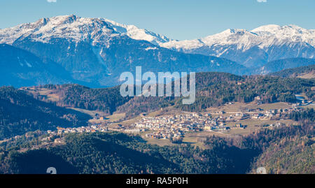 Paysage hivernal idyllique dans la région de Bolzano, Trentin-Haut-Adige, Italie du nord. Banque D'Images