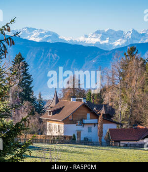 Paysage hivernal idyllique dans la région de Bolzano, Trentin-Haut-Adige, Italie du nord. Banque D'Images