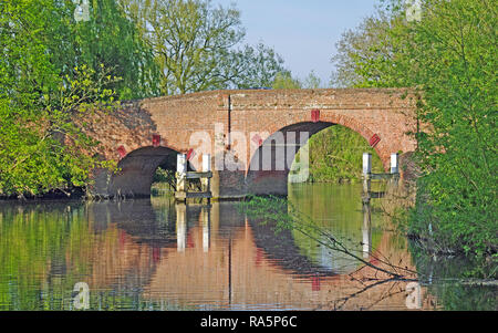 Sonning, pont-route, sur la rivière Thames, Berkshire Banque D'Images