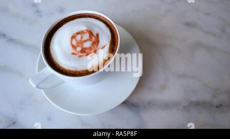 Close up football 3d latte art café sur la table de marbre au café Banque D'Images