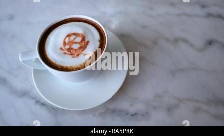 Football 3d latte art café sur la table de marbre au café Banque D'Images