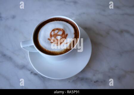 Football 3d latte art café sur la table de marbre au café Banque D'Images