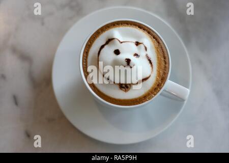 Mignon chien cappuccino latte 3d café sur table de marbre Banque D'Images